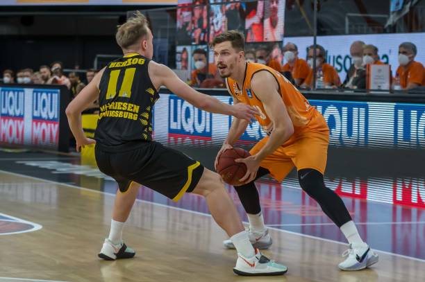 两场比赛拿 两场比赛拿